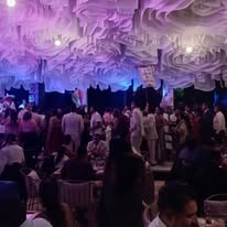 Evento nocturno con iluminación