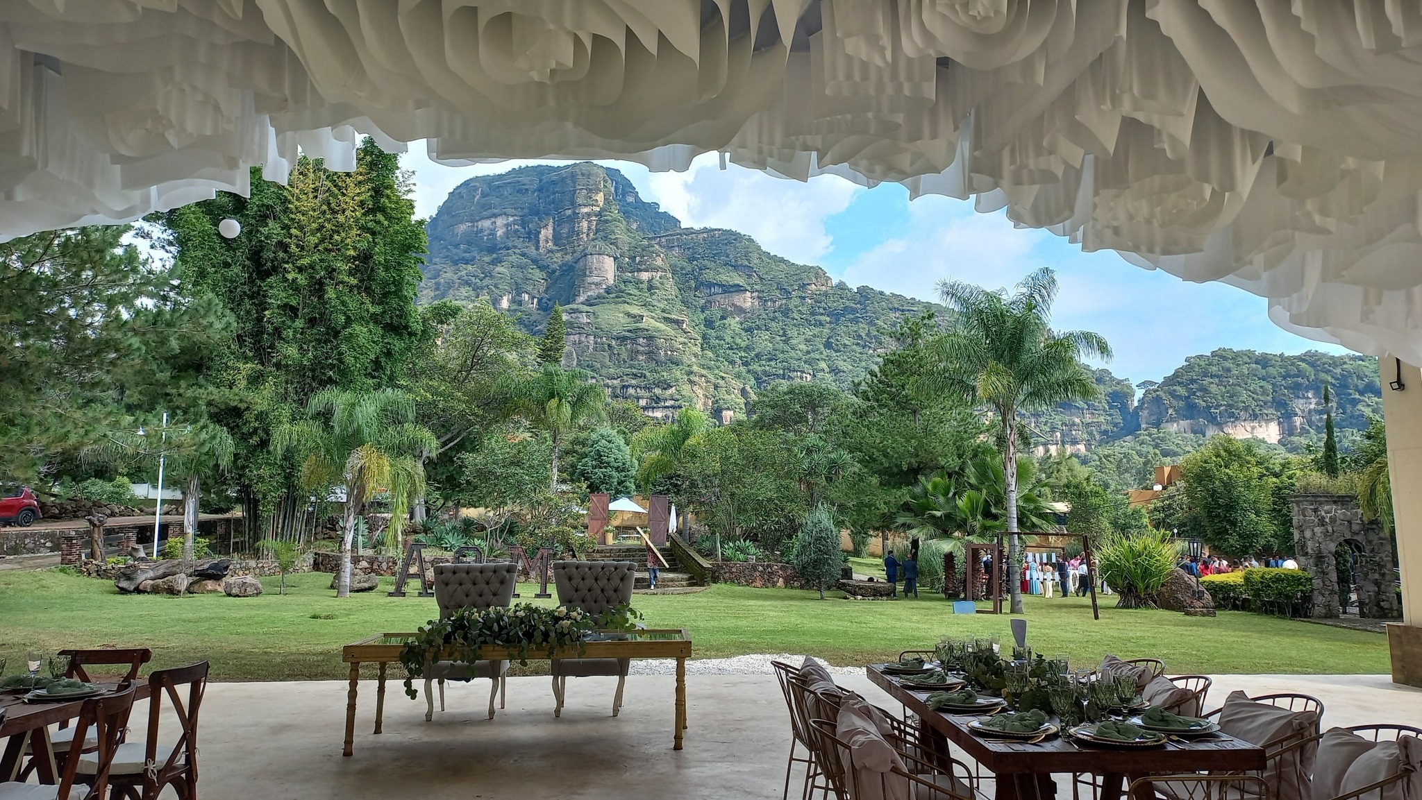Vista panorámica de Jardín Marquina con jardín, montaña y montaje de boda
