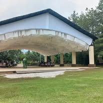 Montaje de día en el jardín techado