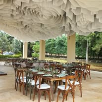 Vista a las montañas desde el jardín